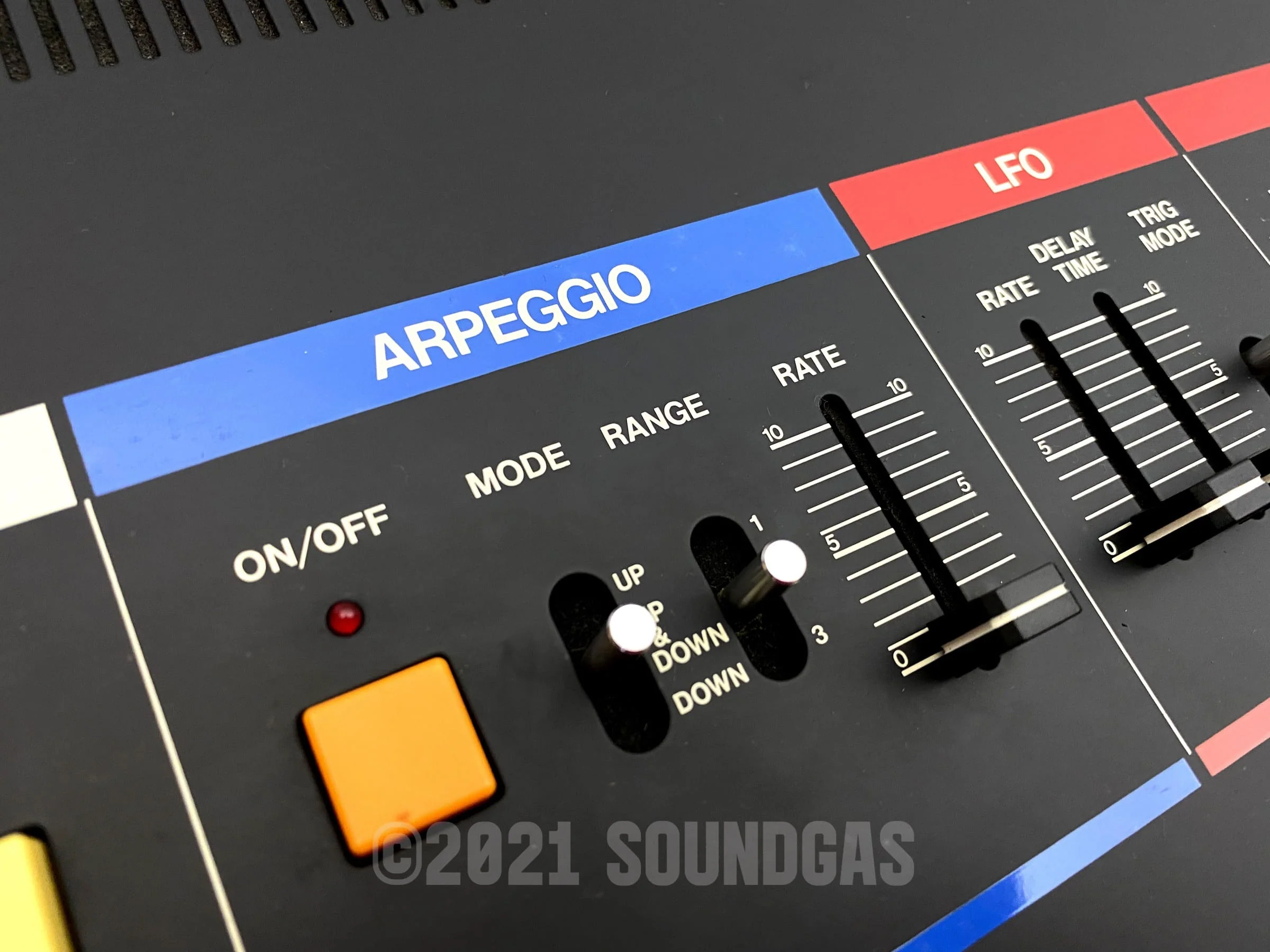 Roland Juno-6 - Image 12